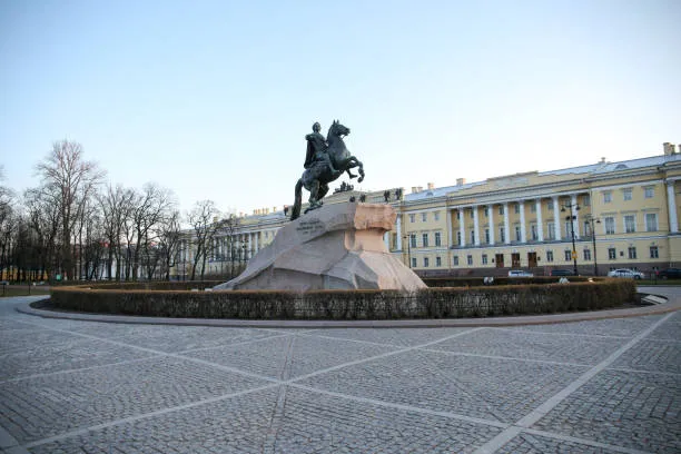 Проложите путь к главному шоу города на Неве